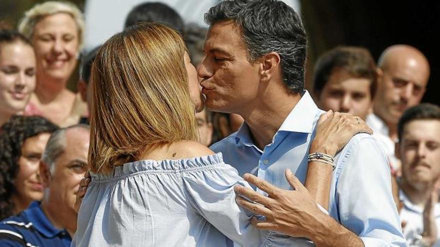 Pedro Sánchez saludant amb un petó la candidata del PSOE a lehendakari, Idoia Mendia, en un míting ahir