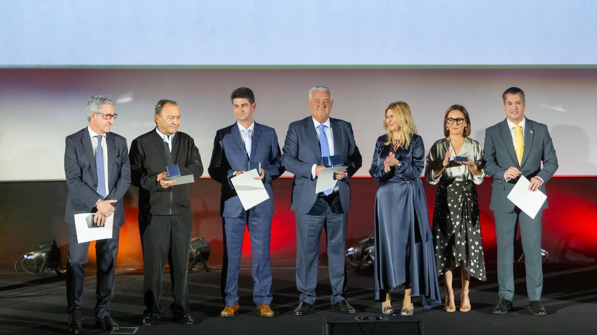 De izquierda a derecha, Vicente Amat, Juan Antonio Ruiz, Jaime Vives, Antonio Campos, María Teresa Vila, Sonia Vaello y Daniel Castillo.