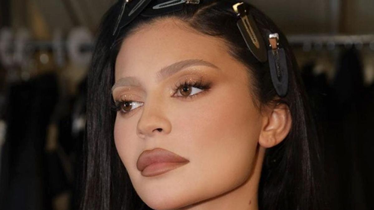 Kylie Jenner con cejas decoloradas