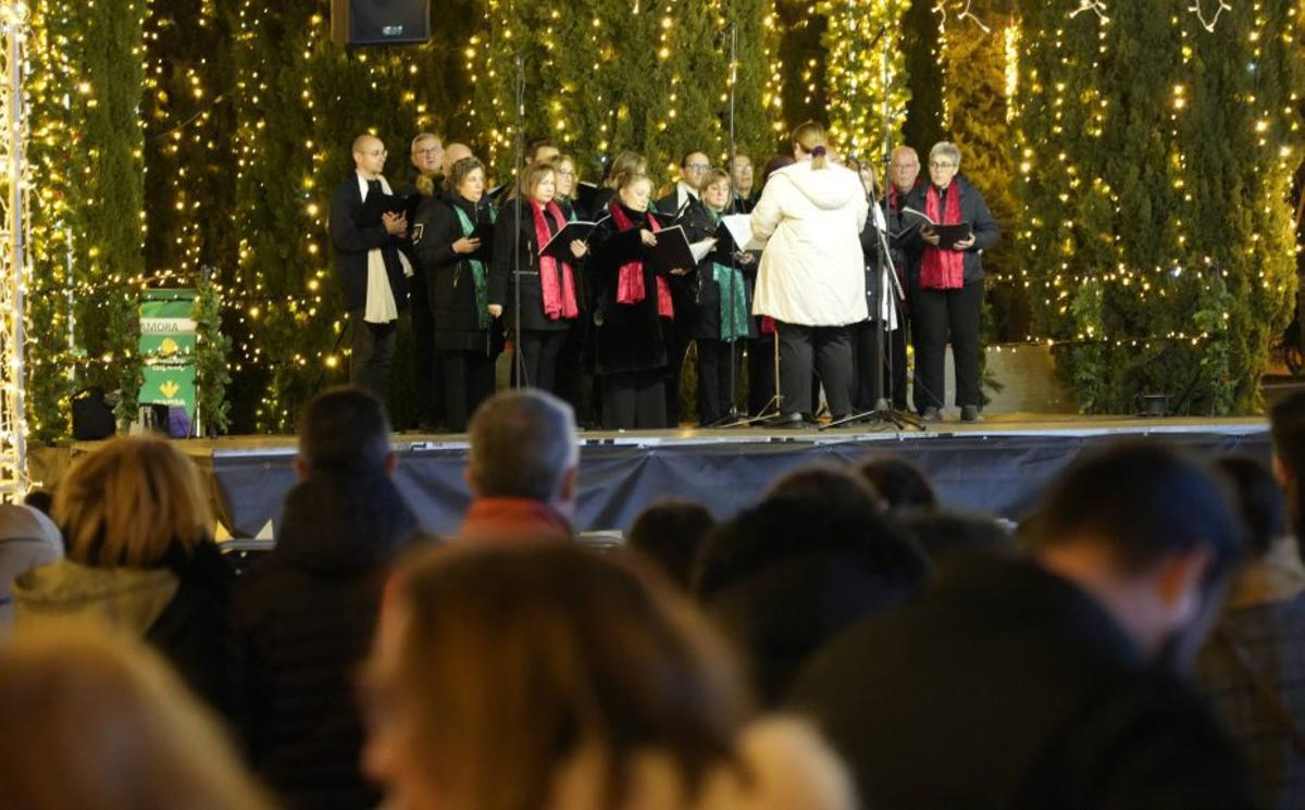 Actuación de Aliza en la Plaza de los Sueños. | JOSÉ LUIS FERNÁNDEZ