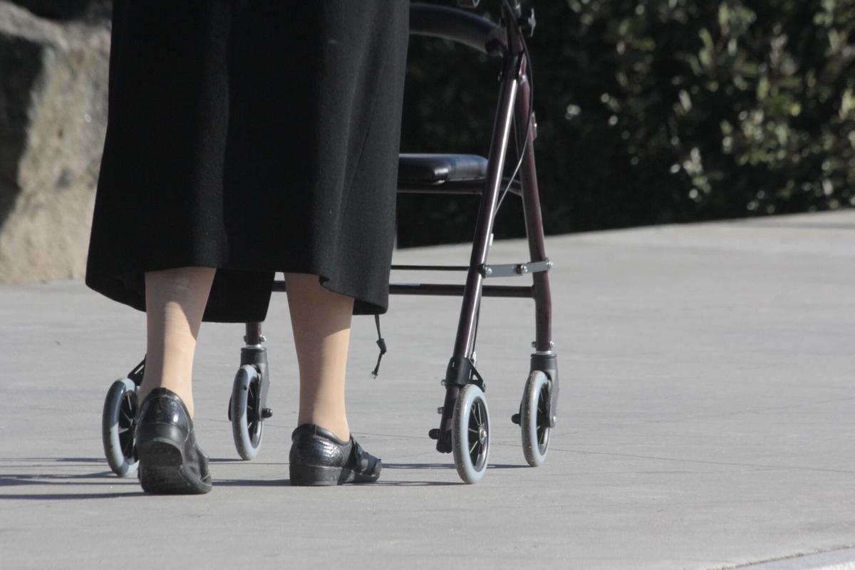 UNA SEÑORA MAYOR CAMINA POR CANGAS AYUDADA POR UNA ANDADOR. FOTO DE RECURSO. TERCERA EDAD. DEPENDENCIA