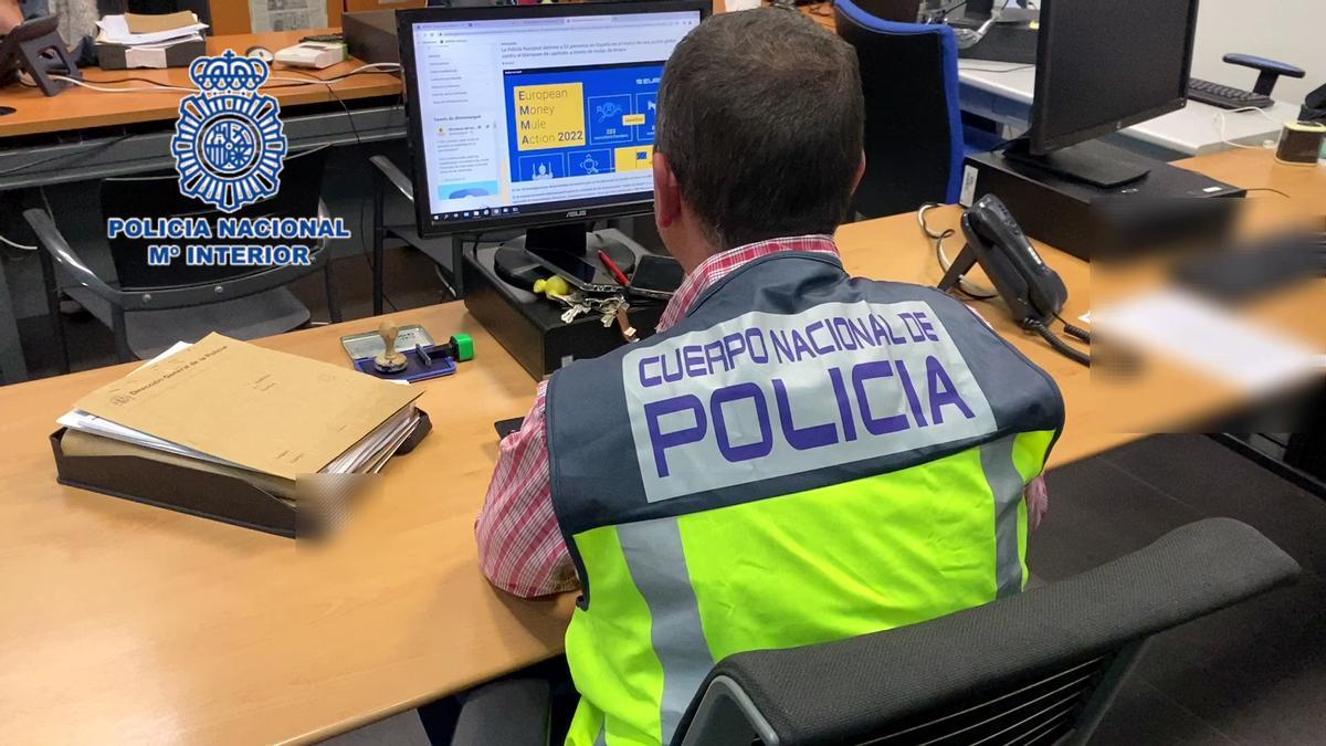 Un investigador de la Policía de Alicante.