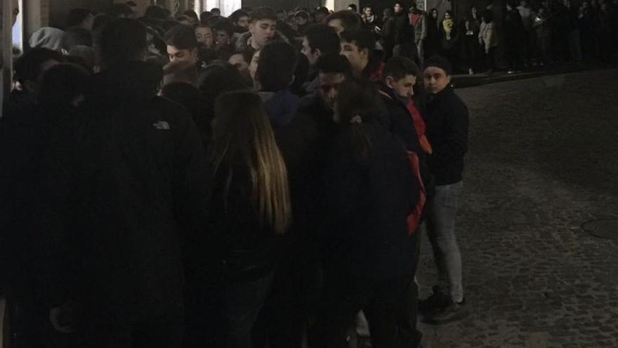 La cola para recibir abonos del Marenostrum.