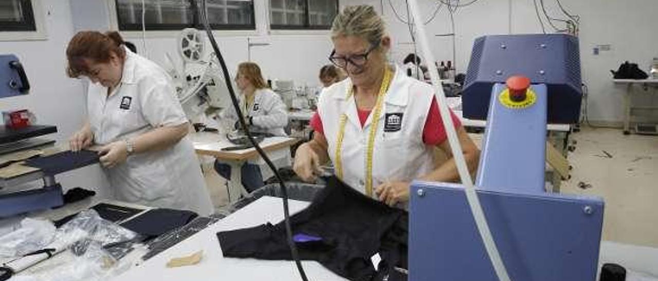 Trabajadoras en la sede de Partenon, en Redondela. // Ricardo Grobas