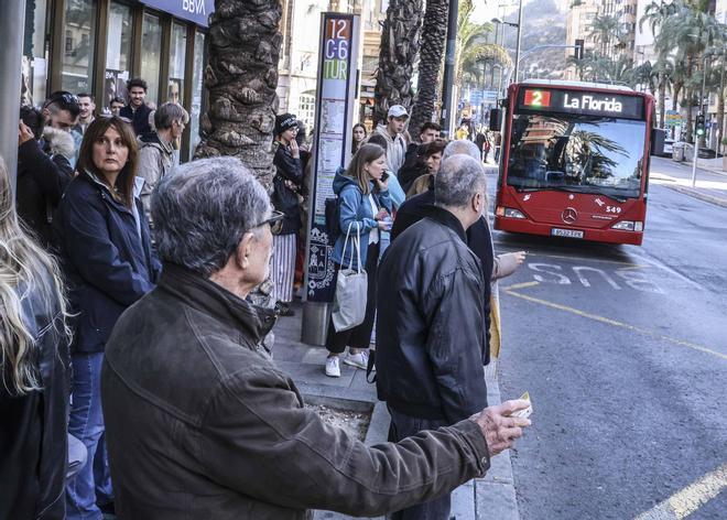 Saturados y con menos frecuencias: así están los autobuses en Alicante.