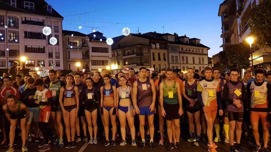 Los participantes en la carrera absoluta esperan el momento de la salida.