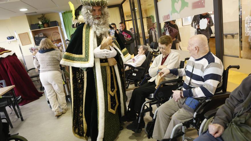 VÍDEO: Los Reyes Magos visitan la residencia de ancianos "El Nodo" en Avilés