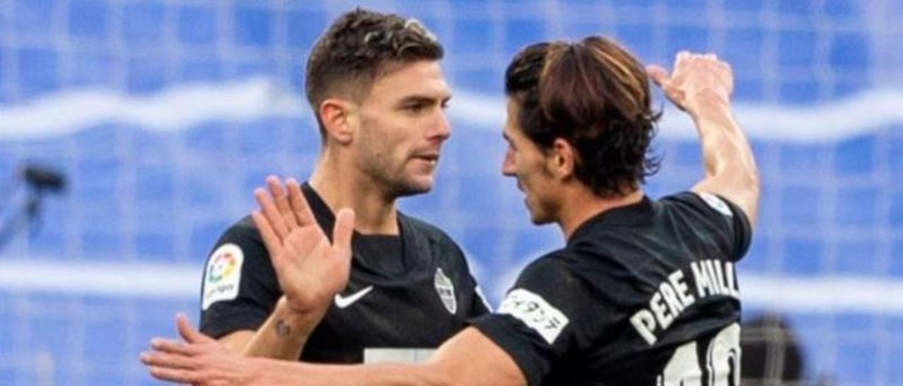 Lucas Boyé celebra junto a Pere Milla uno de los tantos anotados ayer en el Santiago Bernabéu