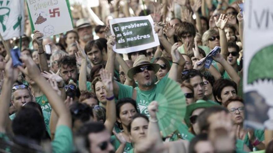 Unas 2.000 personas protestan ante el Parlament