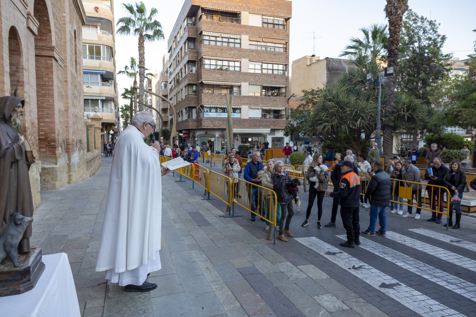 Así han recibicido la bendición perros, gatos y otra fauna doméstica el día de San Antón en Torrevieja