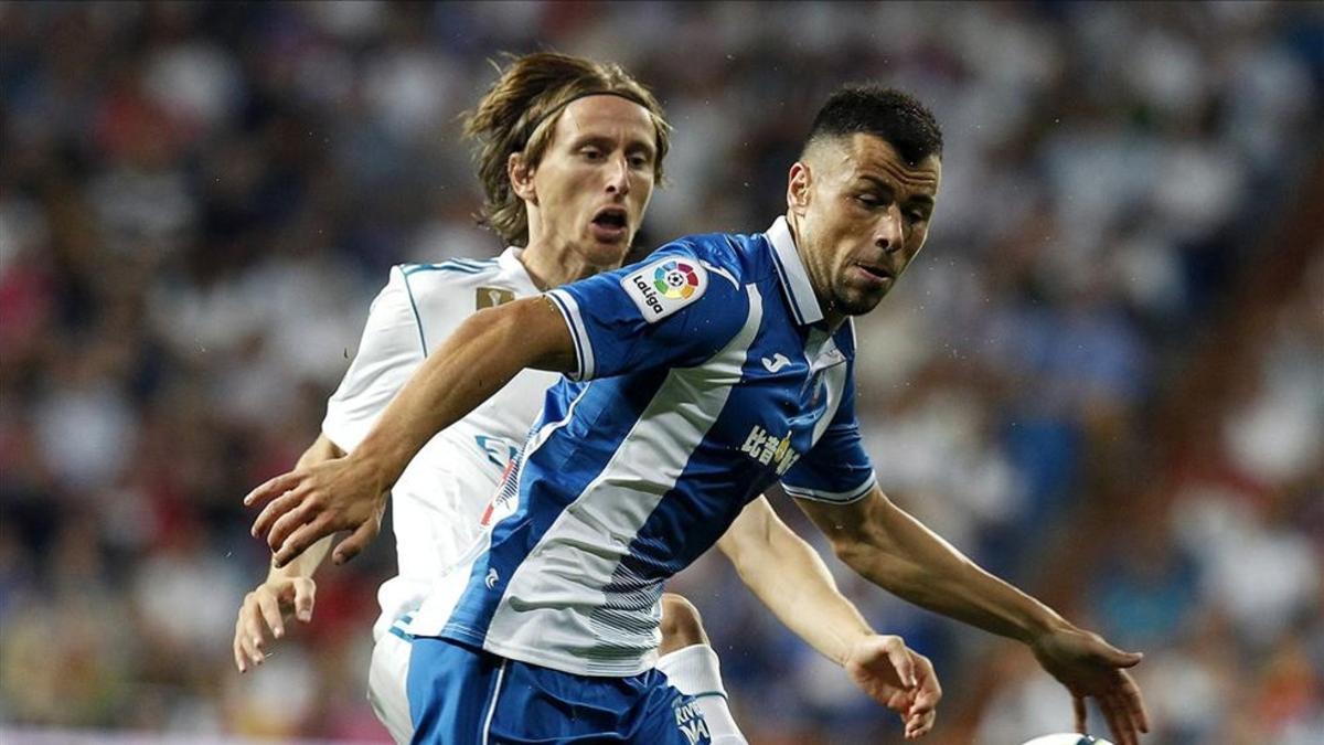Javi Fuego, del Espanyol, forcejeando con el merengue Luka Modric