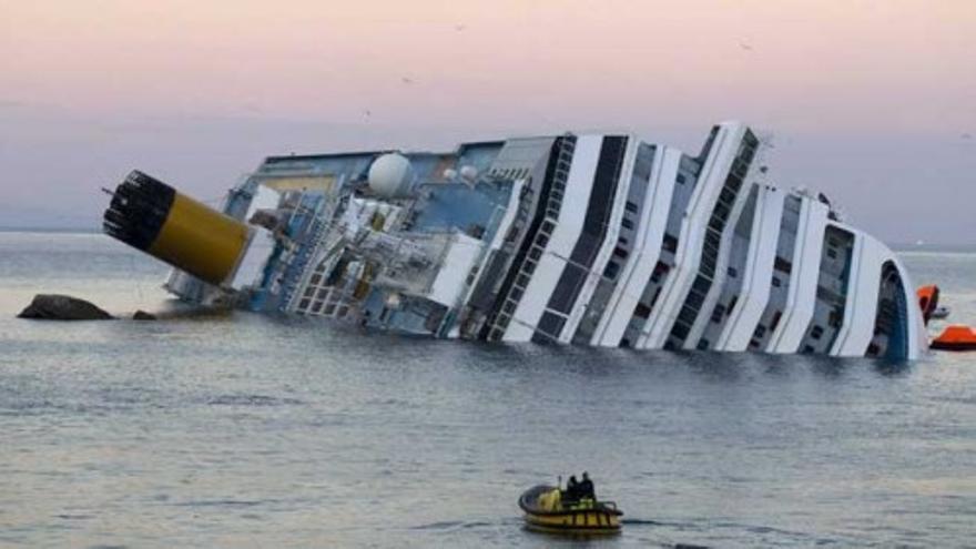 Aparecen las primeras manchas de fuel alrededor del Costa Concordia