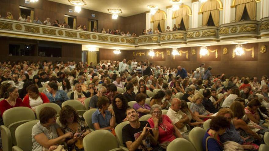 Público en las butacas del Teatro Colón de A Coruña.