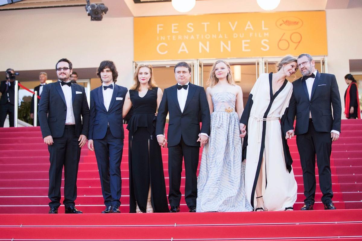 Cannes 2016: Rares Andrici, Malina Manovici, Cristian Mungiu, Maria-Victoria Dragus, Lia Bugnar y Adrian Titieni en el estreno de 'Graduation'