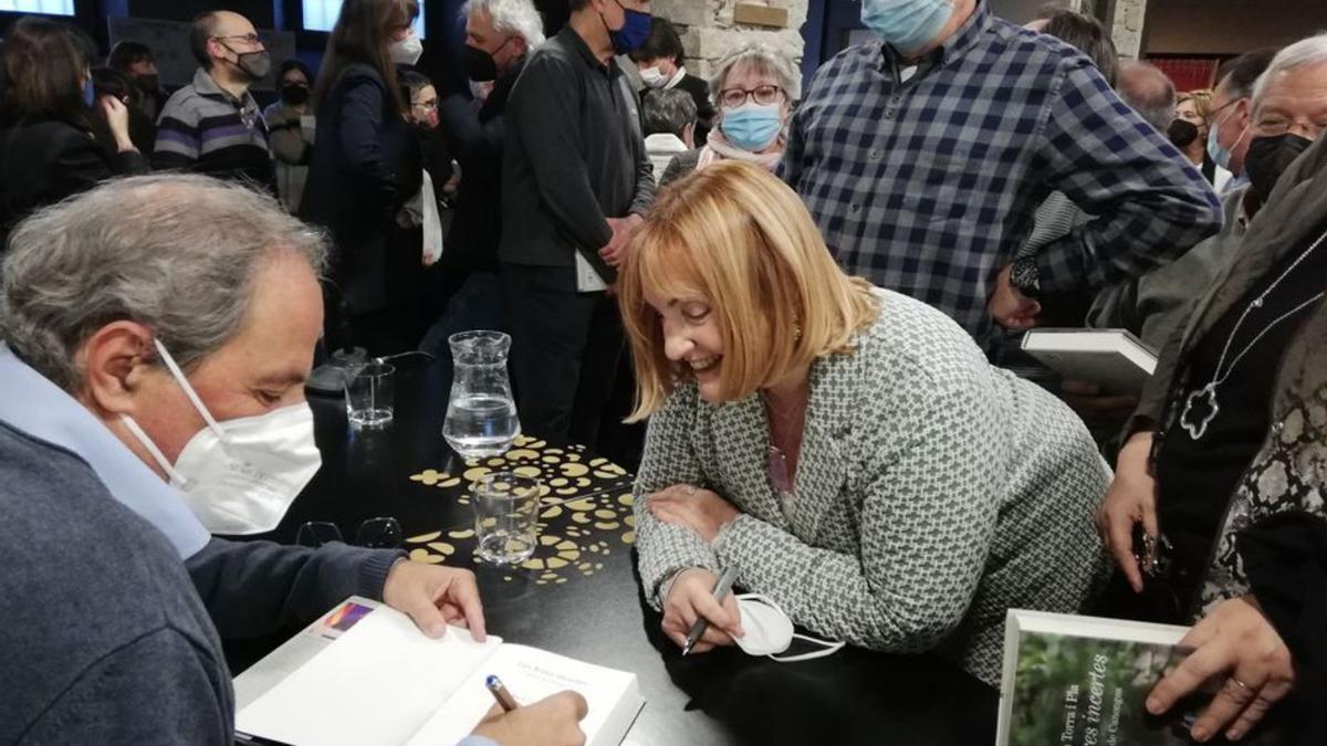 Quim Torra signant un llibre a una lectora  | G.C.