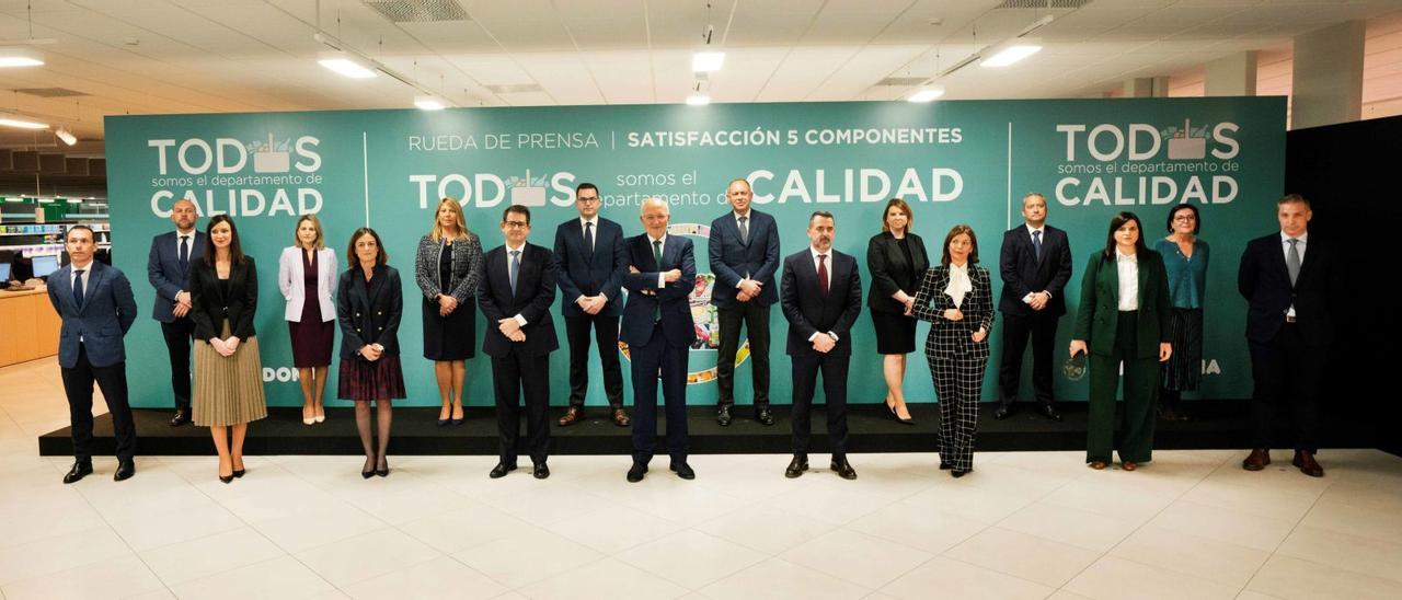 Juan Roig (en el centro), junto
a dirigentes del Comité de 
Dirección de Mercadona, ayer.  l.o.