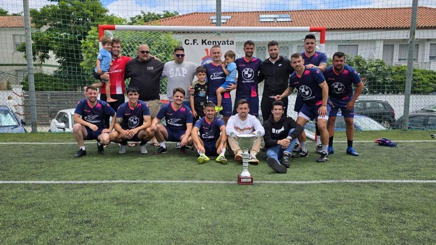 El Crispametal-Celtamotor con su trofeo de ganador de la Champions do Morrazo. |  // FDV