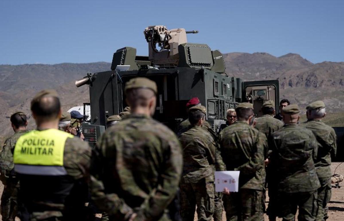 Un grupo de altos oficiales del Ejército ante un sistema antidron de torre autónoma con radares de Escribano e Indra.
