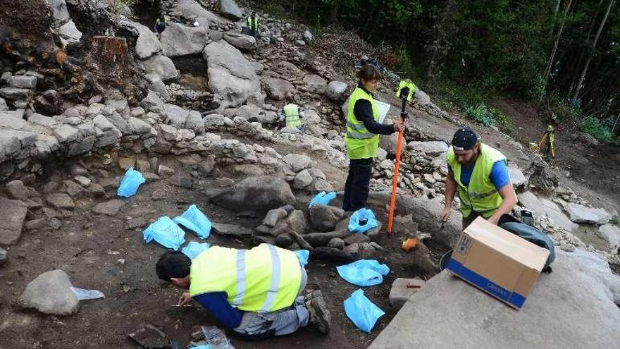 Excavaciones en el yacimiento de Domaio. // Gonzalo Núñez