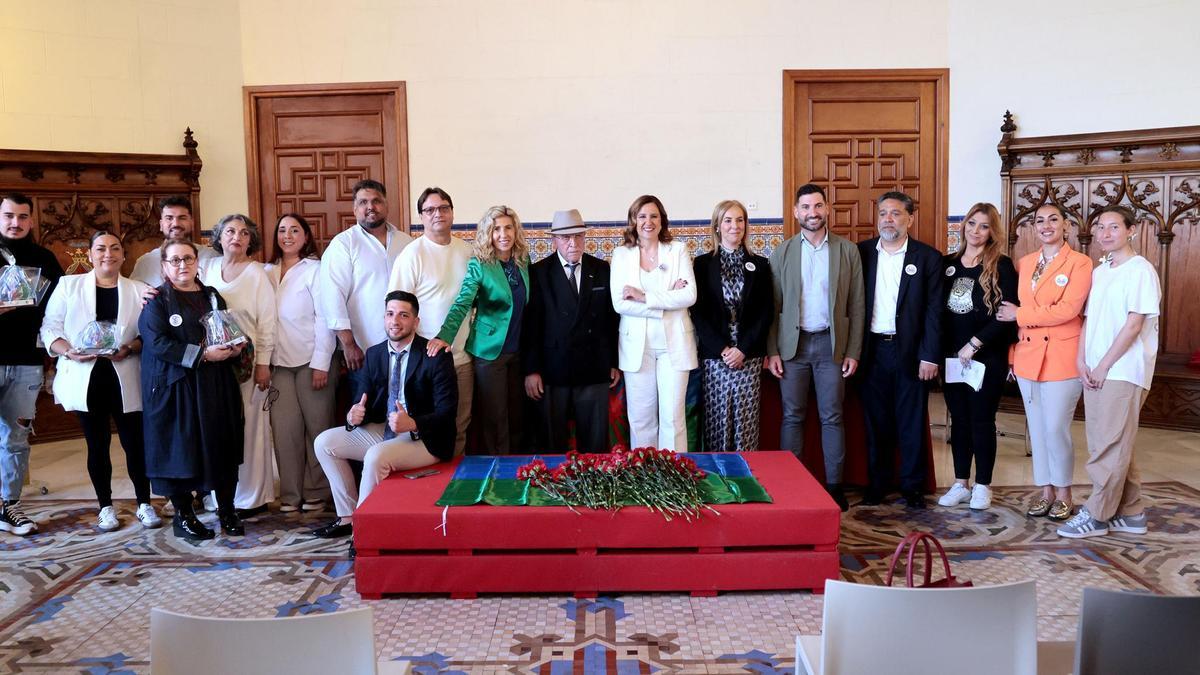 María José Catalá con representantes del pueblo gitano.