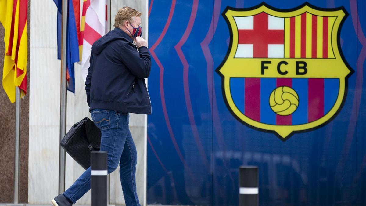 Cazan a Koeman entrando a las oficinas del Barça para reunirse con Tusquets y los tres candidatos