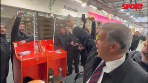 Así cantó Laporta el himno del Barça con los trabajadores de Mercabarna…