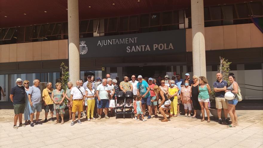 Decenas de vecinos de la playa del Tamarit se concentran en el Ayuntamiento contra la escuela de kitesurf