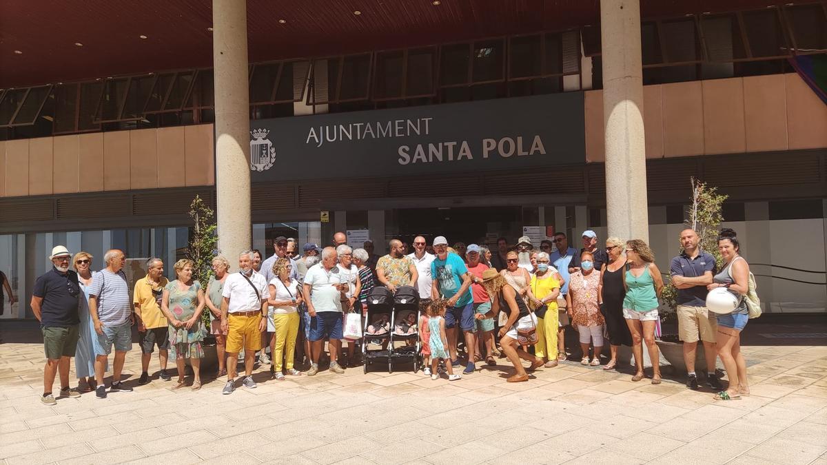 Vecinos de la playa de Tamarit concentrados este miércoles a las puertas del Ayuntamiento de Santa Pola antes de empezar el pleno