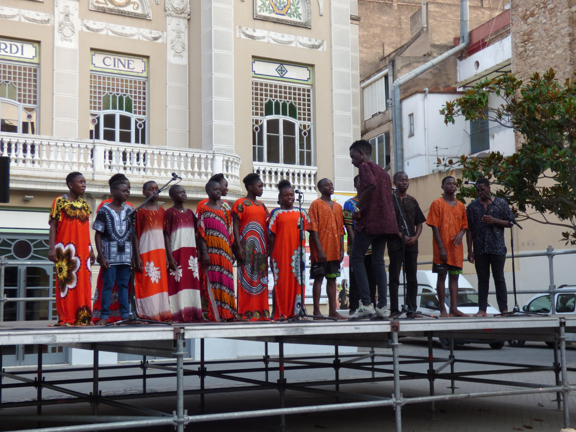 Actuació musical i circense de Nzuri Daima a Figueres