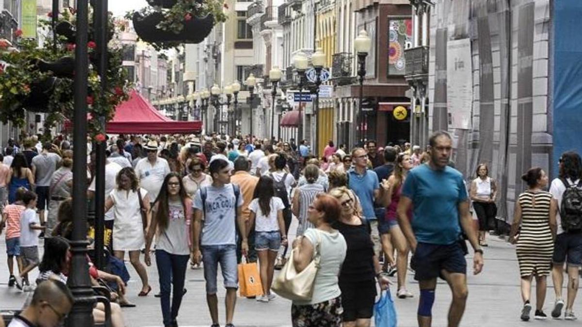 Varias personas pasean por Triana.