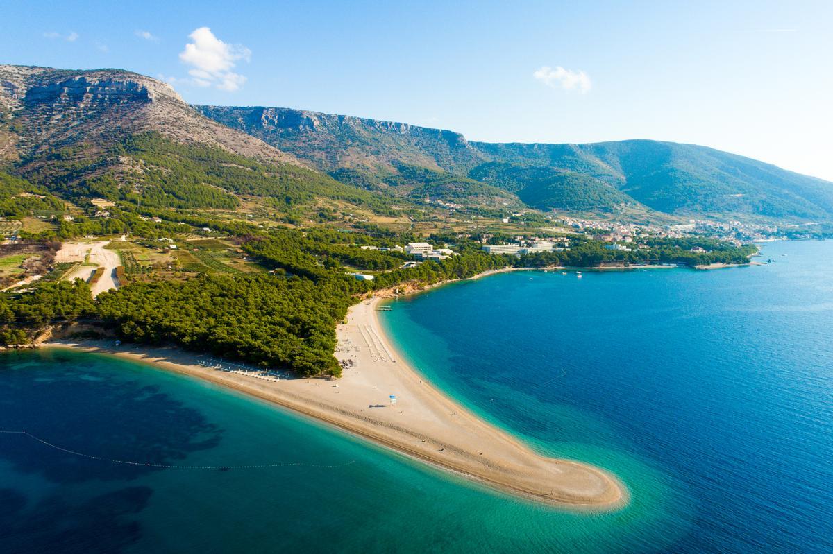 Vista de la playa Zlanit en la isla de Brac
