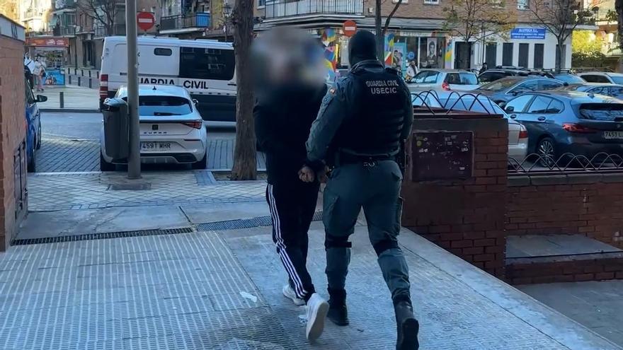 La Guardia Civil con uno de los detenidos.