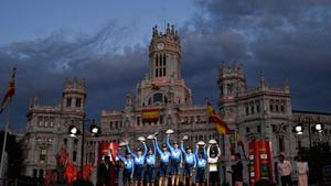 El equipo Movistar celebra en el podium frente al Ayuntamiento de Madrid tras la vigésimo primera y última etapa de La Vuelta a España 2019, que ha salido de Fuenlabrada y con meta en Madrid.