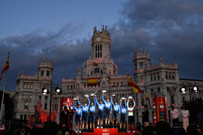 El equipo Movistar celebra en el podium frente al Ayuntamiento de Madrid tras la vigésimo primera y última etapa de La Vuelta a España 2019, que ha salido de Fuenlabrada y con meta en Madrid.