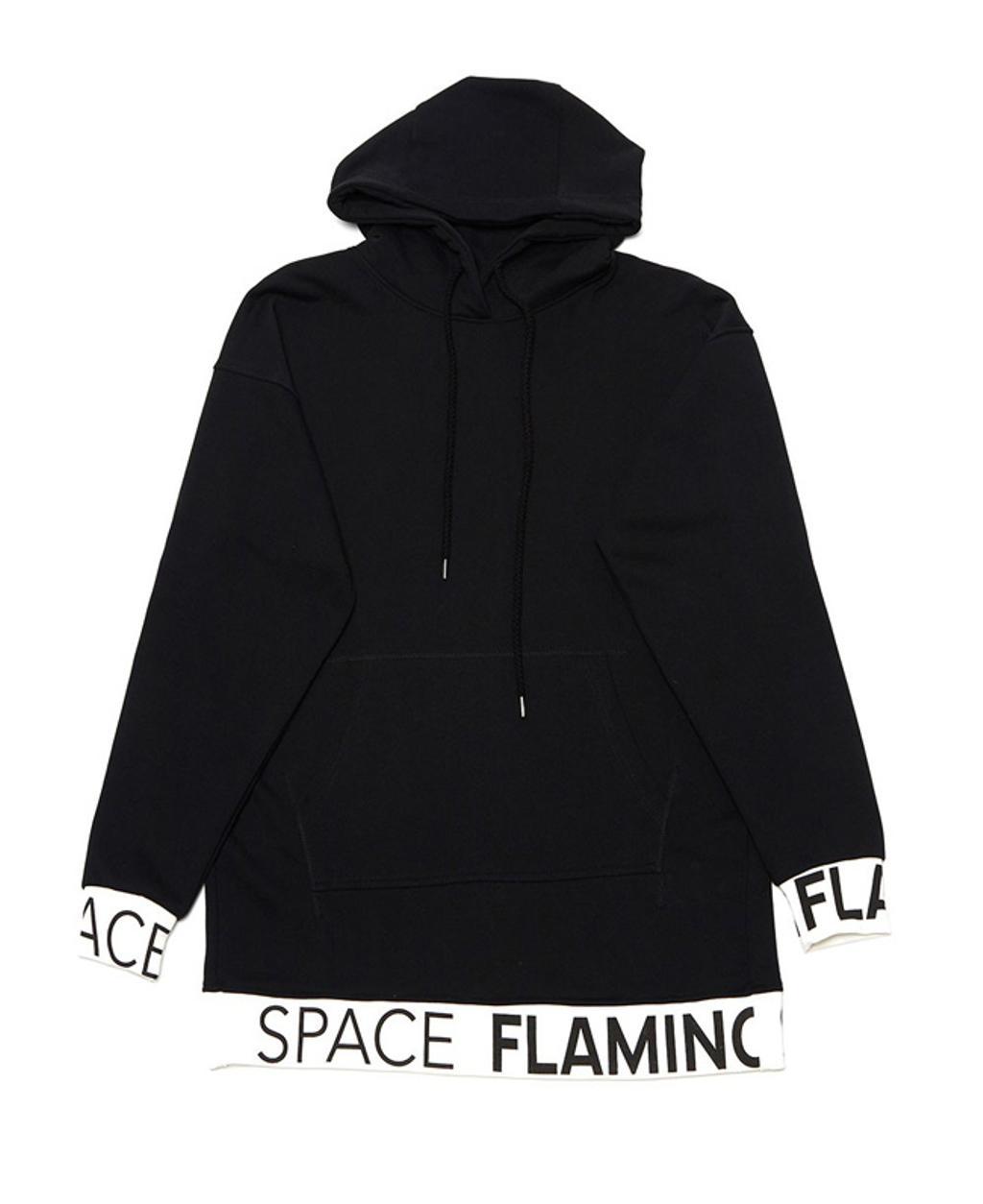 Vestido sudadera 'Canguro black', de Space Flamingo. (Precio: 110 euros).