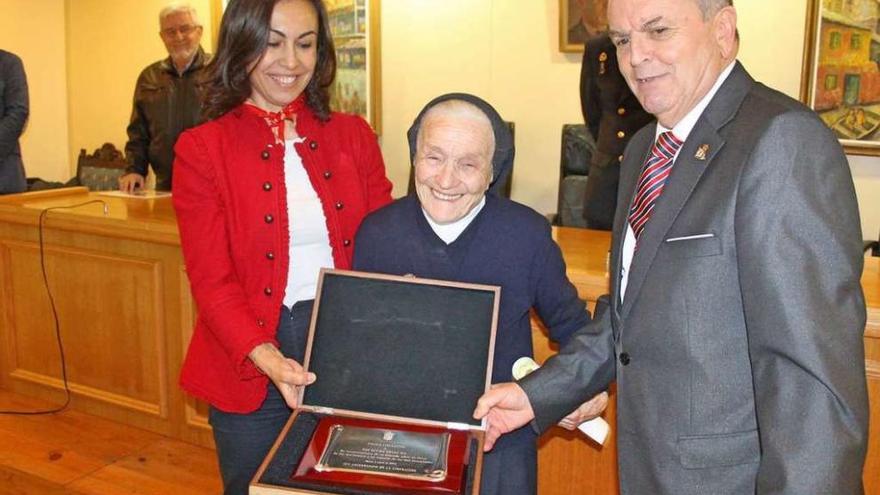 Sor Elvira, entre María Ramallo y Manuel Torres en el premio concedido por Ademar en 2014. // S. Álvarez