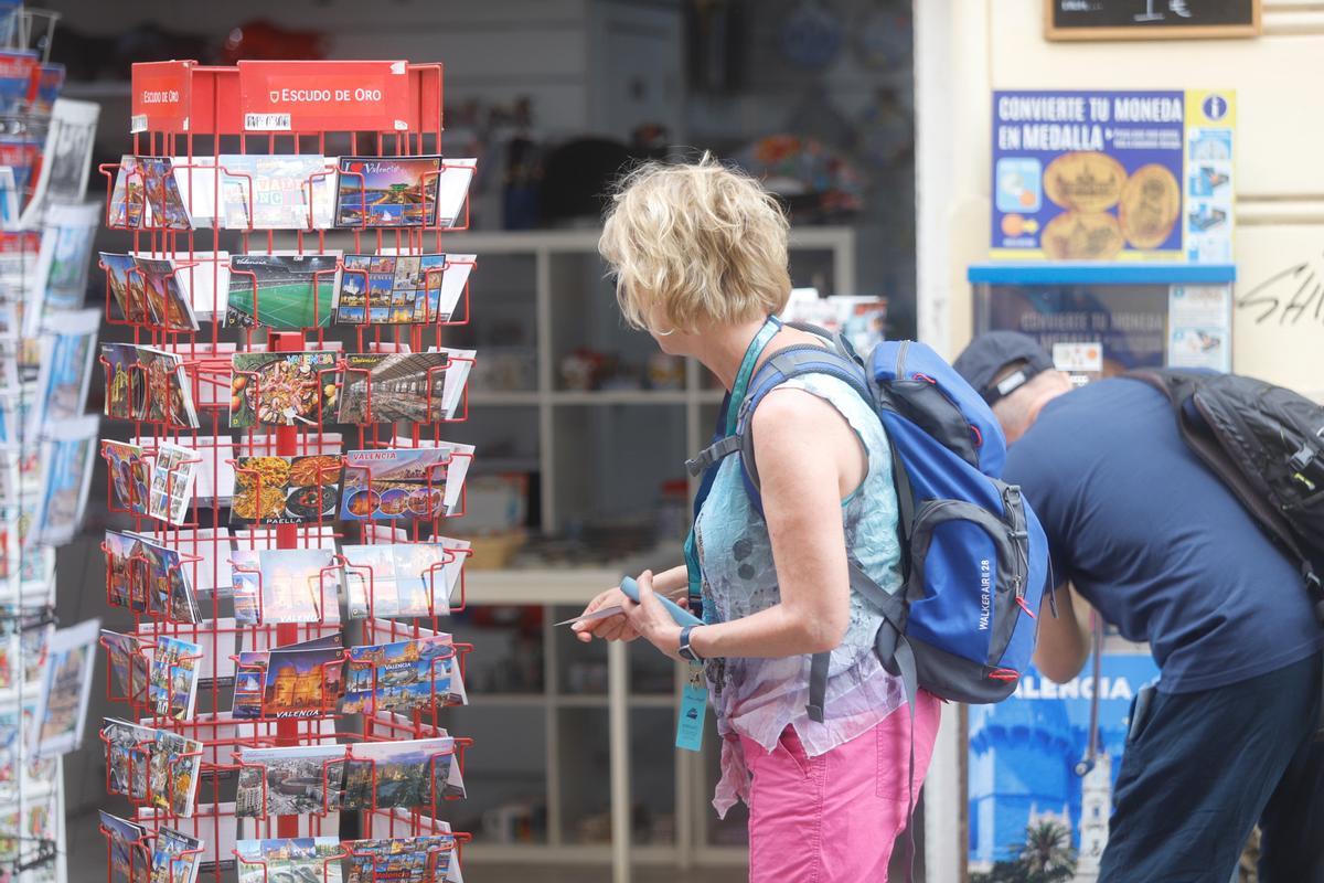 Turistas miran en una tienda de València para comprar, en una imagen de archivo.