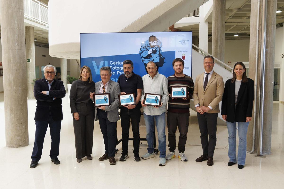 Imagen de la entrega de premios e inauguración de la exposición del VI Certamen de Fotoperiodismo Carlos Gallego.