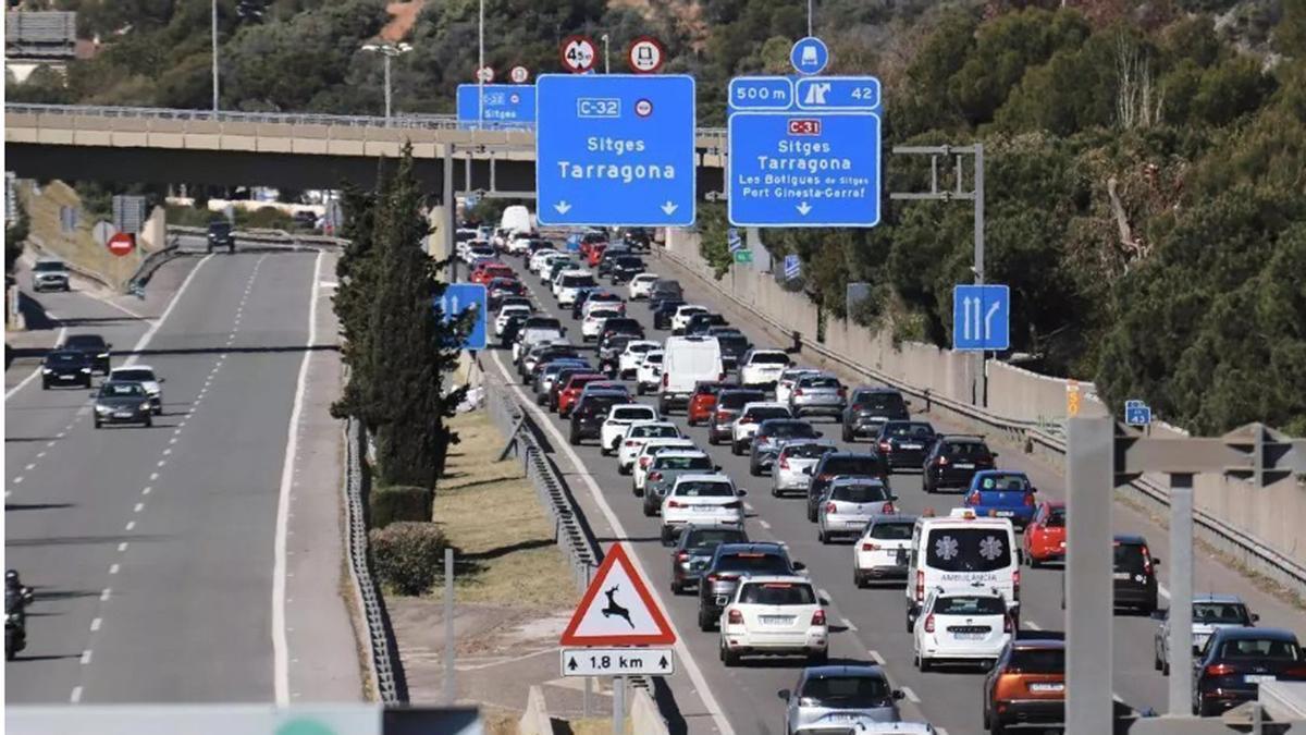 Decenas de vehículos en una carretera con tráfico, en una imagen de archivo.