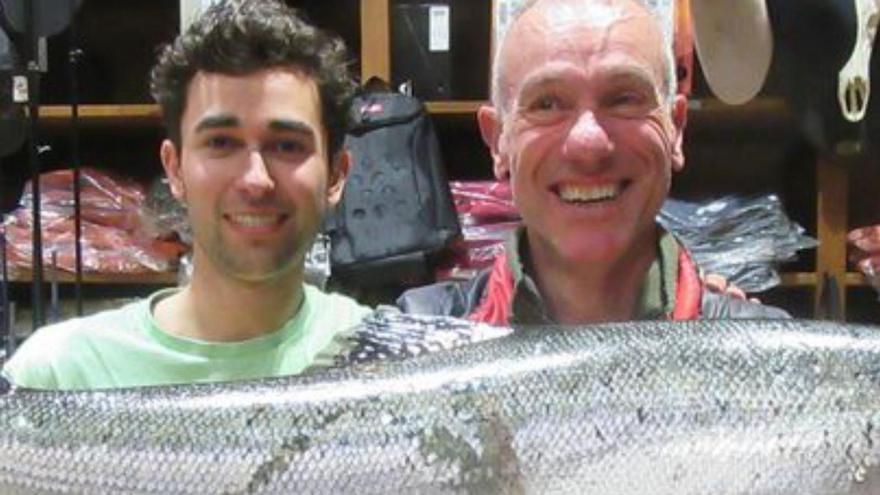 Nacho Diego y Guillermo Rodríguez, ayer con el salmón capturado en el Sella. |