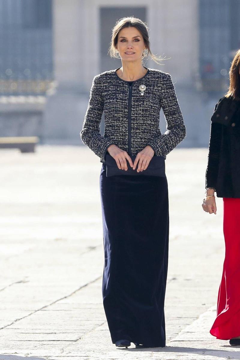 La reina Letizia con chaqueta de tweed de Emporio Armani y vestido de terciopelo de Felipe Varela en la Pascua Militar de 2019