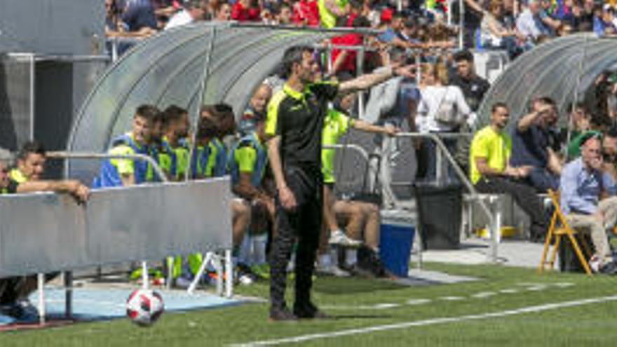 Sergio Pelegrín dando instrucciones, durante un partido