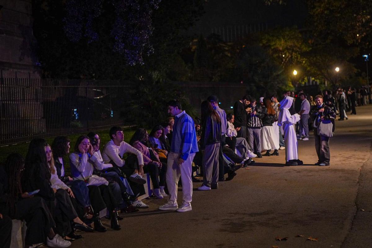 Los fans seleccionados de Rosalía esperan horas para el listening party en el MNAC, Barcelona
