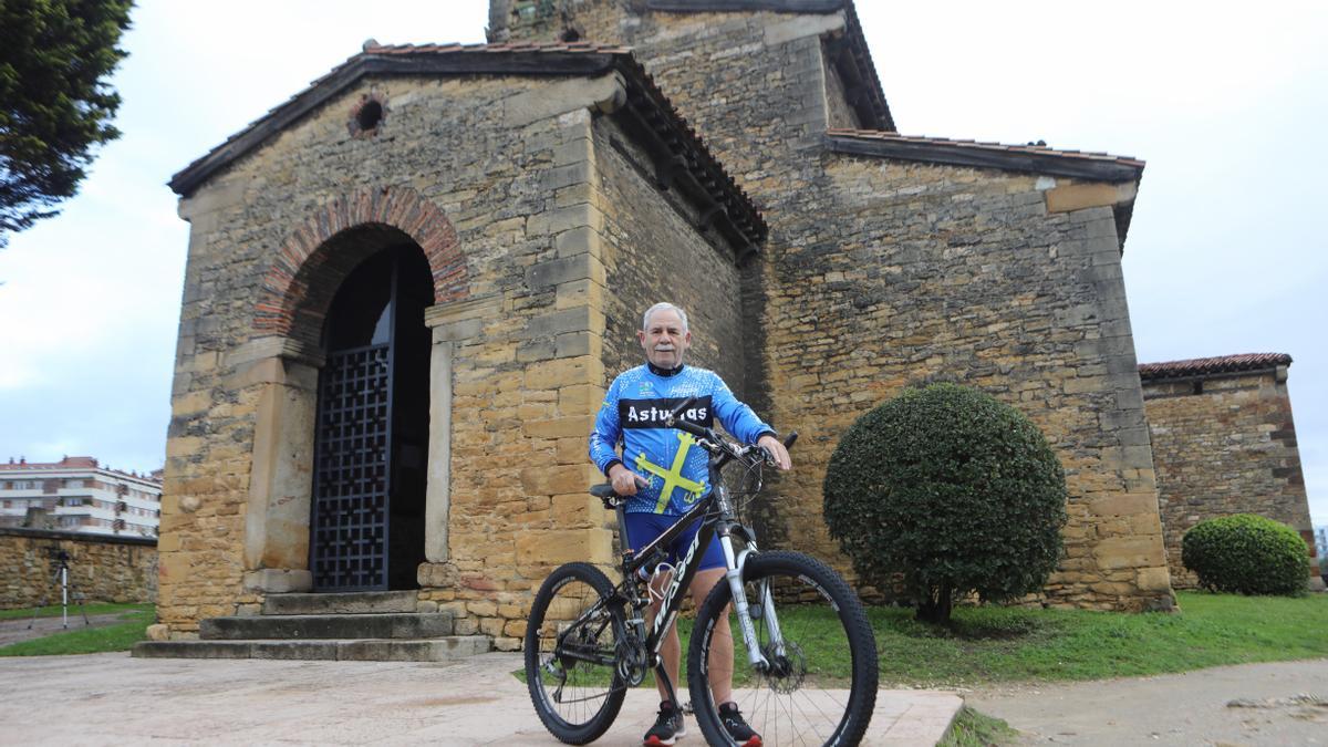 Roberto Llamedo, con su bicicleta junto a la iglesia de San Julián de los Prados.