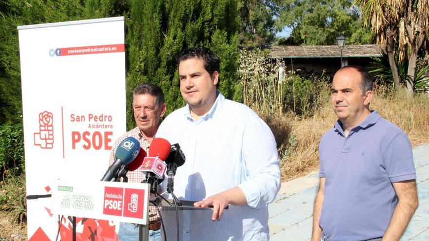El concejal del PSOE Manuel García ayer, durante su comparecencia en Nueva Andalucía.