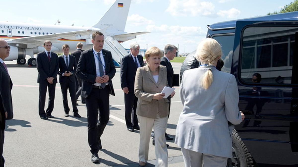 Merkel, a su llegada al aeropuerto de Kiev.