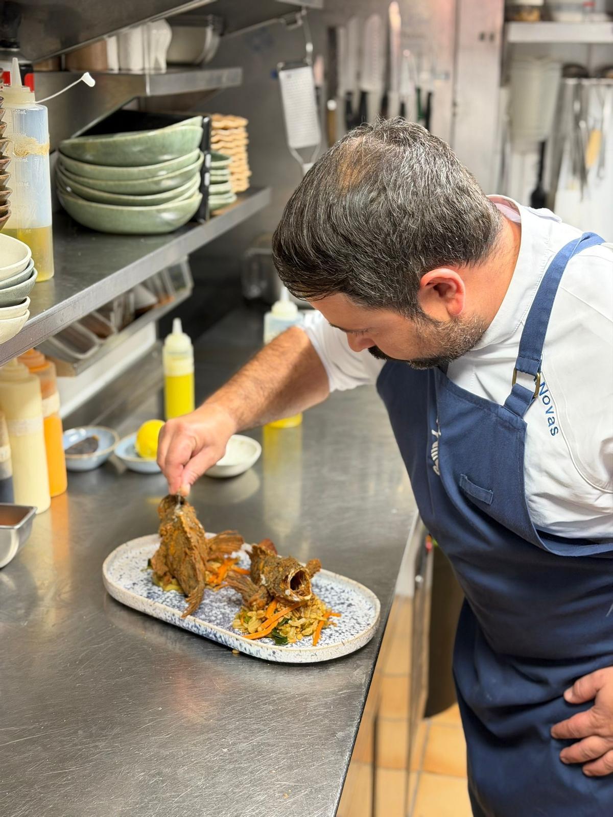 El cocinero de Aldán y O Hío emplatando unas de sus creaciones.