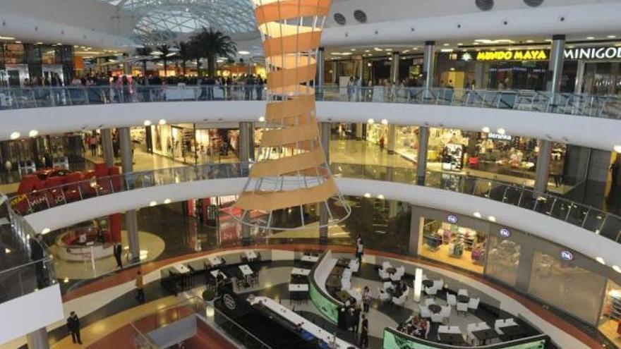 Interior del centro comercial coruñés Marineda City. / víctor echave