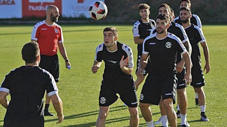 Los jugadores realizan un ejercicio ante la atenta mirada del entrenador David Movilla.