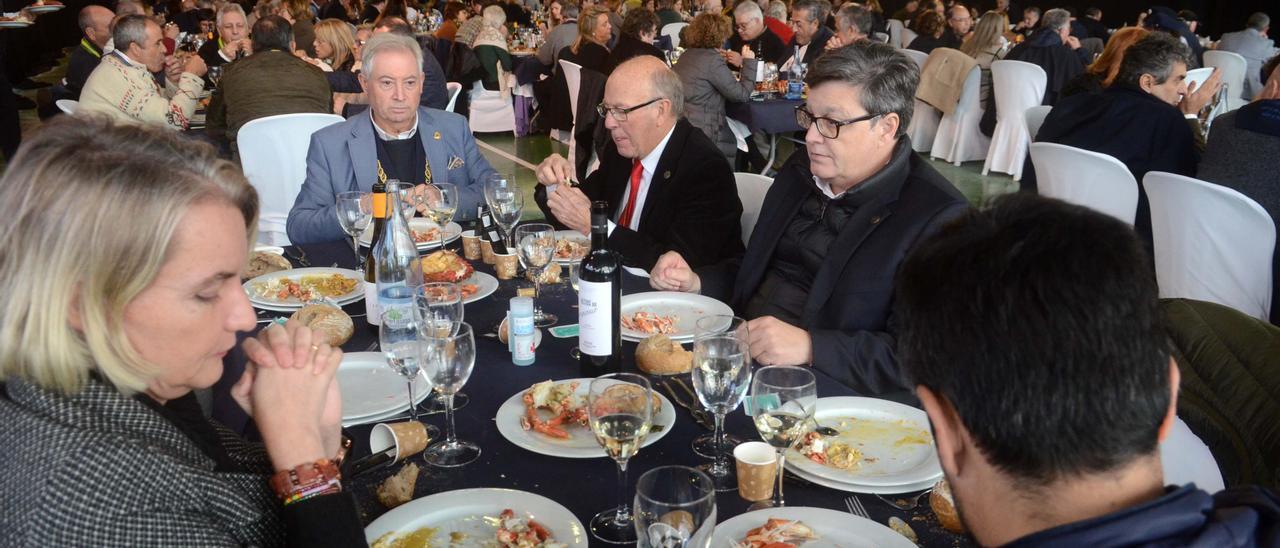 Una de las mesas montadas en Meaño con motivo del &quot;almuerzo centoleiro&quot; al que no pudo acudir Vicente del Bosque, pero sí Fernando Romay.